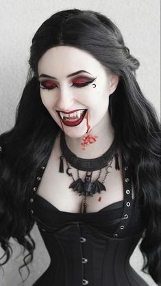 Vampire Hair, Vampire Makeup Halloween, Vampire Fashion, Creepy Halloween Costumes, Vampire Look, Vampire Makeup, Creepy Halloween Makeup, Halloween Beauty, Female Vampire