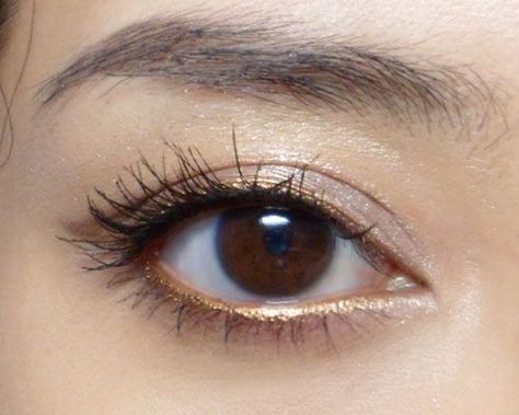 Gold Eyeliner - Whether you use it to add a subtle hint of sparkle or to go all out with a gilded cat eye, gold liner is the perfect way to pump up your makeup for the holiday season. Eyeliner Aesthetic, Eyeliner Glitter, Pink Eyeliner, Gold Eyeliner, Maquillage On Fleek, Eyeliner Tips, Snow Season, Gold Liner, Blue Eyeliner