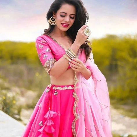 #vairlpost #trendingpost Ghagra Photoshoot Poses, Crop Top Lehenga Photo Poses, Traditional Poses For Photoshoot, Single Poses For Women, Lehenga Shoot, Lehnga Photoshoot, Lehnga Photoshoot Poses, Lehenga Poses, Haldi Poses For Bride