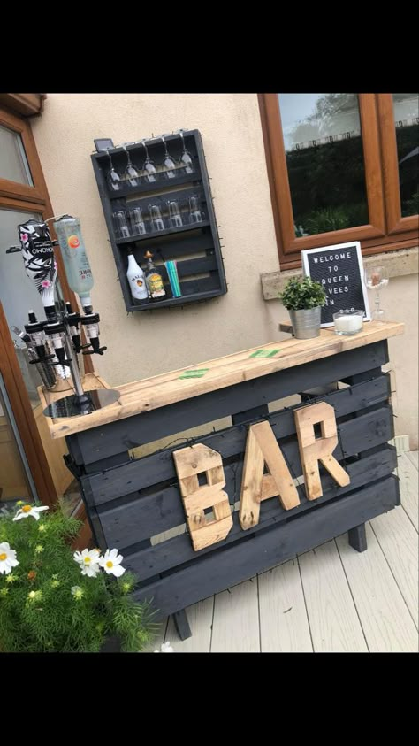 Bar En Palette, Bar En Plein Air, Christmas Balcony, Plants Balcony, Diy Outdoor Bar, Apartment Christmas, Diy Home Bar, Outdoor Patio Bar, Apartment Luxury