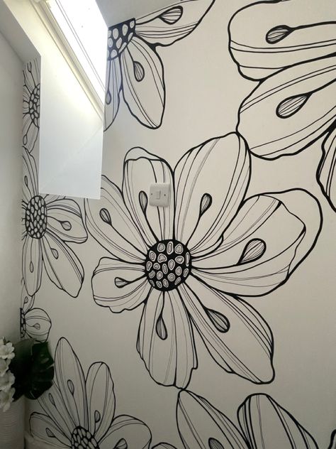 Sharpie Flower Wall, Simple Floral Wall Painting Ideas, Black And White Flower Painting, Painted Flowers With Black Outline, Black Wall With Flower Decals, Black And White Floral Wallpaper Accent Wall, Black And White Flower Mural Wall, Zen Doodle Art, Wall Paint Designs