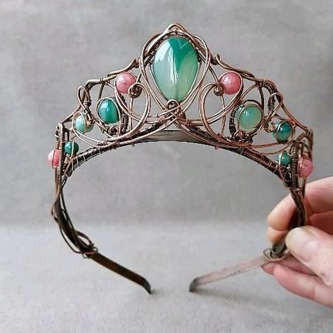 Copper Wire Crown, How To Make A Crown Out Of Wire, Wire Wrapped Crown Tiaras, Wire Wrapped Headpiece, Metal Crown Diy, How To Make A Wire Crown, Wire Wrapped Tiara, Wire Crown Diy, Wire Crown Tutorial