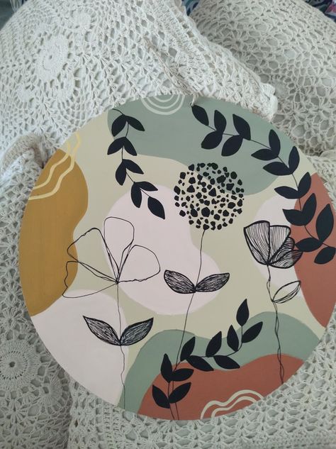 Boho Circle Painting, Painting Ideas For Circle Canvas, Pottery Painting Ideas Abstract, Drawing On Circle Canvas, Paint On Circle Canvas, Boho Pottery Painting Ideas, Painting Ideas Circle Canvas, Paint Class Ideas, Circle Canvas Ideas