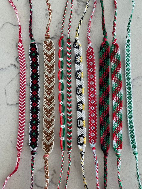 Christmas Embroidery Bracelets, Friendship Bracelet Patterns Christmas, Christmas String Bracelet Patterns, Christmas Bracelet Ideas String, Christmas String Bracelets, Christmas Friendship Bracelet Patterns, Braclate Ideas, Friendship Bracelet Letters, Heart Friendship Bracelet