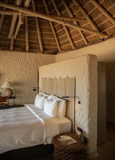 Safari Lodge Tent, African Hut House, Luxury Lodge Interiors, Mud House Design Ideas, Earth Ship Homes, Mud House Design, Safari Lodge Interior, Mud Spa, Bush Cabin