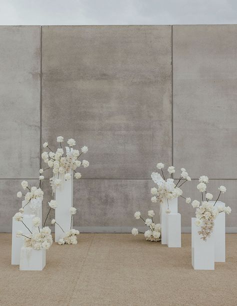 Minimal Wedding Ceremony Flowers, Contemporary Wedding Decorations, Wedding Photo Stand, Minimalist Altar Design, Modern Mexico Wedding, Minimal Wedding Altar, Altar Backdrop Wedding, Unique Wedding Florals, Wedding Altar Design