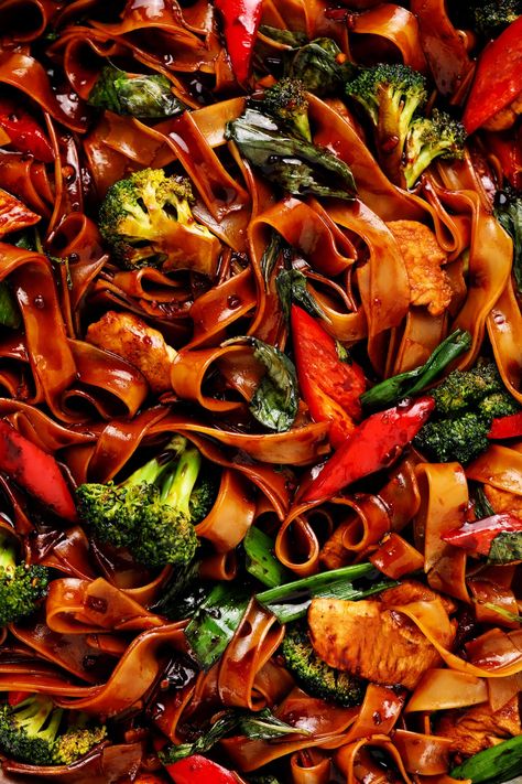 Beef Drunken Noodles Thai, Chicken Drunken Noodles, Thai Basil Sauce, Pad Kee Mao Recipe, Broccoli Sauce, Noodles Healthy, Pad Kee Mao, Thai Drunken Noodles, Drunken Noodles