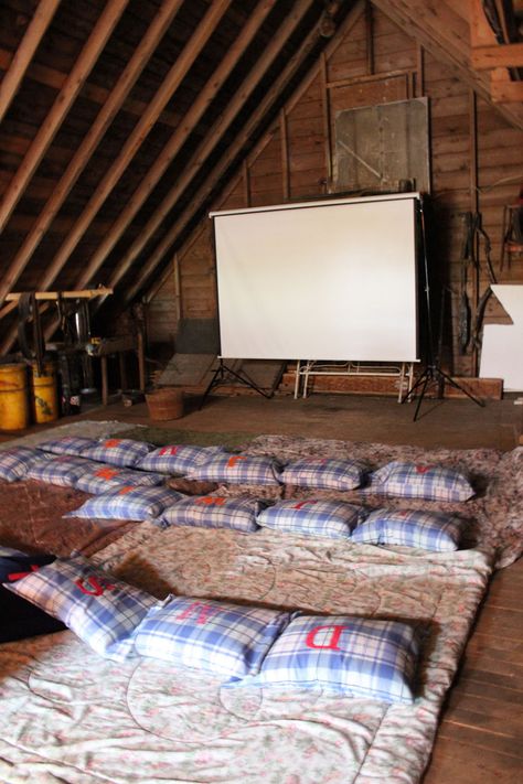 Movie night party in the barn Backyard Movie Theater, Backyard Entertaining Space, Party Shed, Backyard Movie Theaters, Outdoor Movie Night, Big Movie, Barn Loft, Backyard Hammock, Barn Parties