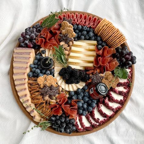 Graze & Vines | Atlanta Charcuterie (@grazeandvines) • Instagram photos and videos Cantaloupe Charcuterie, Charcuterie Lunch, Charcuterie Board Meats, Charcuterie Appetizers, Christmas Spread, Charcuterie Gifts, Charcuterie Ideas, Christmas Meals, Amazing Food Decoration