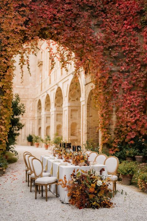 This autumn wedding in an Italian palazzo is overflowing with historical architecture complemented by wild and unruly blooms. Amidst the ivy-climbing facade of this Pesaro gem were calligraphed linen menus, matte black table lamps alternating with twisted taper candles and low ochre centerpieces that grounded the palette. Italian Autumn Aesthetic, Autumn Wedding Aesthetic, Italian Autumn, Autumn Wedding Theme, Autumn Wedding Table, European Autumn, Autumn Wedding Flowers, Rustic Autumn Wedding, Italian Palazzo