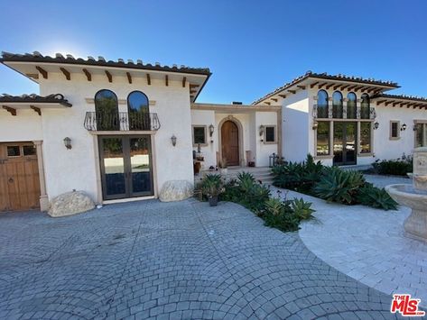 Malibu House Exterior, Malibu House, Pacific Coast, House Exterior, The 10, Exterior, History, Square