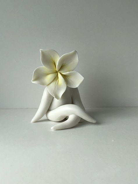 Simple Sculpture Art, Ceramic Sculpture Ideas Inspiration, Ceramic Statue Sculpture, East Clay Sculptures, Diy Sculpture Ideas Simple, Easy Pottery Sculpture Ideas, Sculpture Art Beginner, Clay Sculpture Ideas Aesthetic, Things To Sculpt With Clay