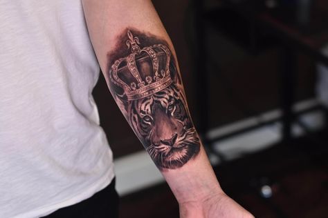 Tiger Crown Tattoo, Tiger With Crown Tattoo, Tiger With Crown, Crown Tattoo Ideas, Chest Tattoo Sketches, Crown Tattoos, Cool Shoulder Tattoos, Half Sleeve Tattoos Drawings, Crown Tattoo Design