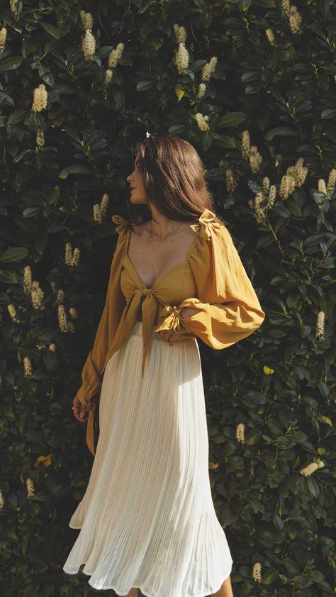 Click to shop outfit + more photos! Sarah Butler of @sarahchristine wearing Yellow Tie Front Crop Top and White Pleated Skirt in Seattle, Washington. Sarah Christine, Sarah Butler, Easy Summer Outfit, Chique Outfit, White Pleated Skirt, Simple Summer Outfits, Dresses Aesthetic, Summer Outfit Ideas, Mode Boho