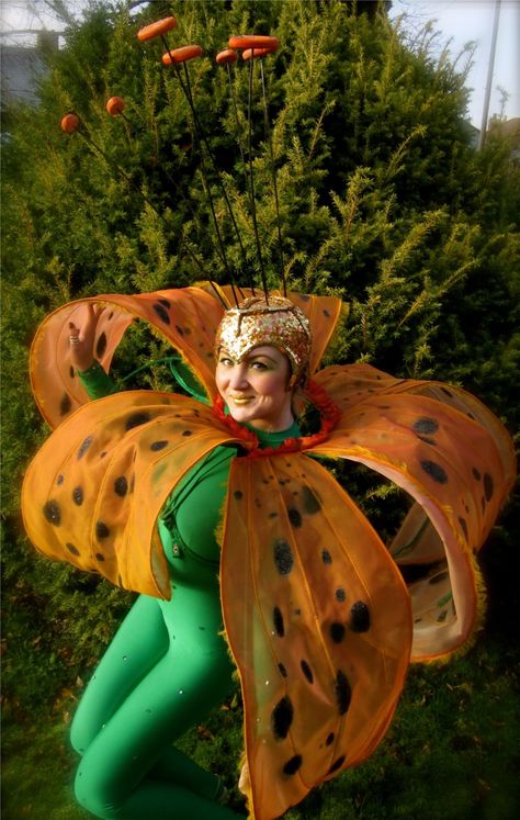 Tiger Lily Costume, Flower Costume Diy, Broadway Costumes, Clever Halloween, Flower Costume, Clever Halloween Costumes, Alice In Wonderland Costume, Diy Kostüm, Wonderland Costumes