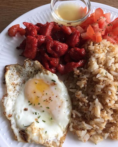 Tocino ( sweet cured pork) with garlic fried rice, egg, and chopped fresh tomatoes. Fried Rice Egg, Basic Vanilla Cake, Pinoy Breakfast, Walnut Oatmeal, Rice Egg, Filipino Breakfast, Garlic Fried Rice, Oatmeal Cookie, Pinoy Food