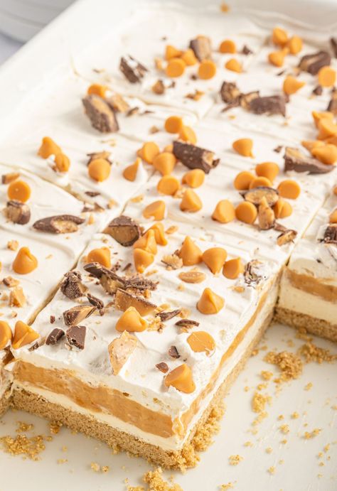 Butterscotch Lush is a 4-layer dessert of graham cracker crust, cream cheese layer, butterscotch pudding layer, and topped off with whipped cream. This no bake lush dessert recipe may look hard - but you won't believe how easy it is to make! Butterscotch Pudding Dessert, Butterscotch Lush, Butterscotch Desserts, Layer Dessert, Lush Dessert, Lush Cake, Icebox Desserts, No Bake Banana Pudding, Butterscotch Cake