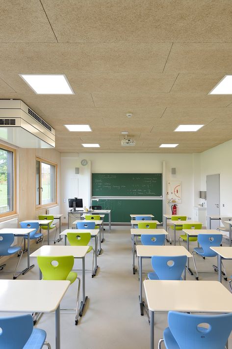 A new, modern, open-plan building frames this German secondary school. The interior design creates a welcoming atmosphere, consisting of wide hallways and wooden element. Troldtekt acoustic panels on walls and ceilings ensure a healthy indoor environment with superior acoustics. #goodacoustics #holzwolleplatten #träullsplattor #troldtekt School Building Design Interiors, Modern High School Classroom Design, Classroom High School Design, Elementary School Classroom Design, Modern School Building Design, Modern School Interior, Modern Classroom High School, School Interior Design Classroom, Modern Classroom Design