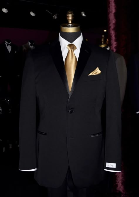 Black Suit With Gold Tie, Black Suit Gold Tie, Prom Guys Outfits, Prom Boys Outfit, Gold Tux, All Black Tux, Suit And Tie Men, Red Tux, Old Hollywood Prom