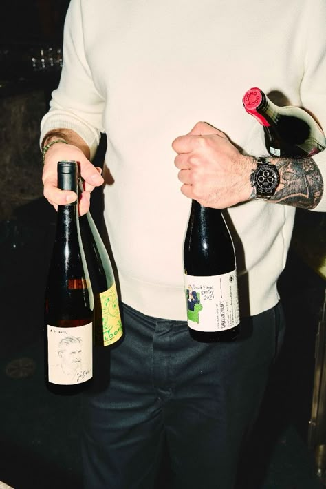 Wine Club Aesthetic, Vin Aesthetic, Wine Editorial, Wine Shoot, Wine Content, Drinking With Friends, Drinking Friends, Holding Wine, Friends Drinking