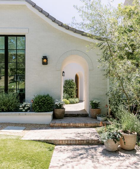 Inside Designer Nicole Green’s Orange County Home | Jenni Kayne Bohemian Home Exterior, Spanish Farmhouse Exterior, Modern Mediterranean Homes Interior Design, White Stucco House, Spanish Farmhouse, Tuscan Style Homes, Family Backyard, Stucco Homes, Mediterranean Landscaping