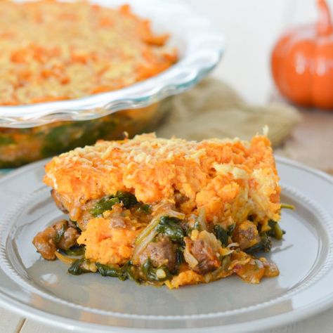 This Autumn Shepherd's Pie uses spinach in place of the traditional peas, and is topped with mashed sweet potatoes-- a fall favorite! It's perfect comfort food packed with nutrients! Potatoes And Spinach, Food Pack, Shepherd's Pie, Healthy Meals To Cook, Supper Recipes, Fall Dinner, Shepherds Pie, Mashed Sweet Potatoes, Easy Food To Make