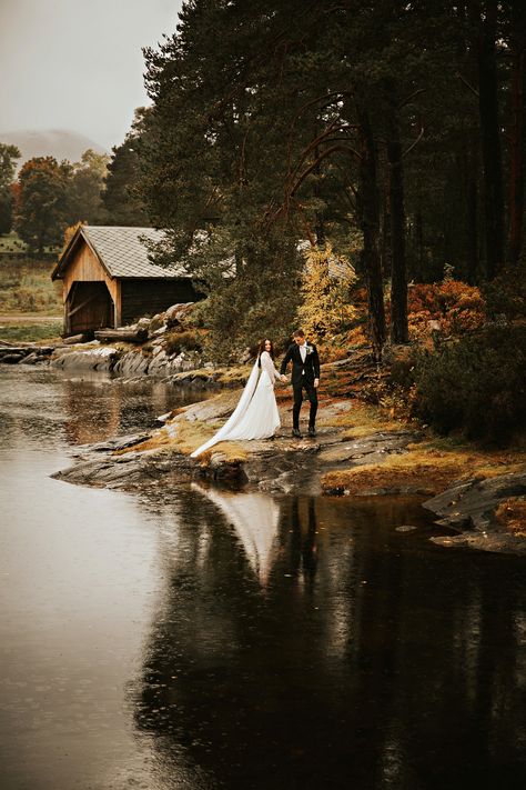 Autumn Wedding Venues Outdoor, Cabin Wedding Photography, Cabin Wedding Aesthetic, Autumn Wedding Outdoor, Fall Wedding Elopement, Cabin Wedding Photos, Autumn Wedding Photoshoot, October Wedding Aesthetic, Fall Cabin Wedding