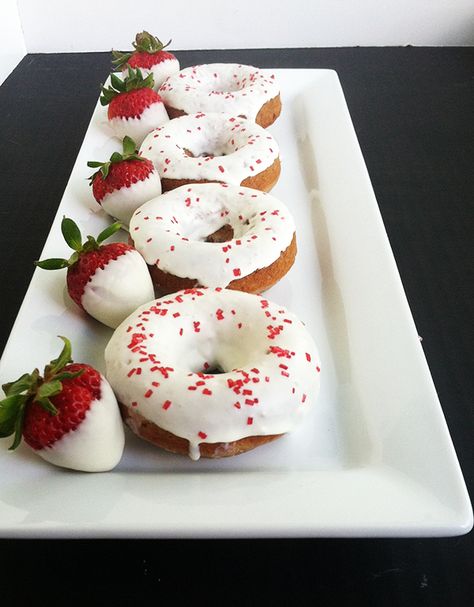 Baked Strawberry Donuts with White Chocolate Ganache Strawberry Donuts Recipe, Homemade Doughnuts, Strawberry Donuts, Breakfast Goodies, Torte Cupcake, White Chocolate Ganache, Baked Strawberries, Homemade Donuts, Doughnut Recipe