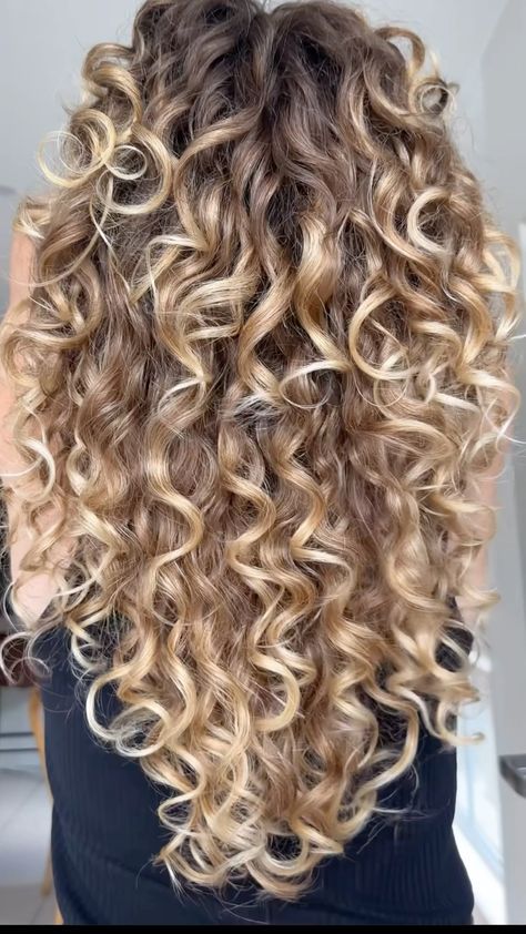 Discover 10 Gorgeous Fall Bronde Balayage Ideas to Elevate Your Look and transform your hair into a stunning autumn masterpiece! These bronde balayage styles feature rich, warm tones that enhance your natural beauty and keep your locks looking fresh and vibrant. Embrace the fall season with these trendy hair color ideas. 🌟🍁💇‍♀️ #FallHair #BrondeBalayage #HairColorTrends #Balayage #HairGoals #HairInspo #TrendyHair #BrondeBeauty Long Bronde Hair, Balayage Curly Hair, Curly Balayage Hair, Fall Bronde Balayage, Trendy Hair Color Ideas, Blonde Highlights Curly Hair, Balayage Styles, Balayage Ideas, Natural Curly Hair Cuts