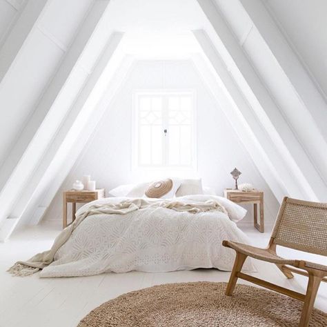 Interior Design Examples, Minimal Interior Design, Decor Eclectic, Interior Design Per La Casa, Decor Ikea, Attic Bedrooms, Attic Bedroom, Wallpaper Vintage, Minimalism Interior