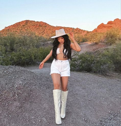 White Western Outfit, Ranchera Outfits, Outfit Vaquero, Short Cowgirl Boots, 80s Mom, Coachella Valley Music And Arts Festival, Ymi Jeans, Western Outfit, Music Festival Outfit