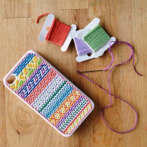 Two Puzzle Pieces, Crochet Mobile Cover, Embroidered Phone Case, Iphone Case Handmade, Embroidery Cases, Artsy Phone Cases, Cover Mobile, Iphone Diy, Crochet Phone Cases