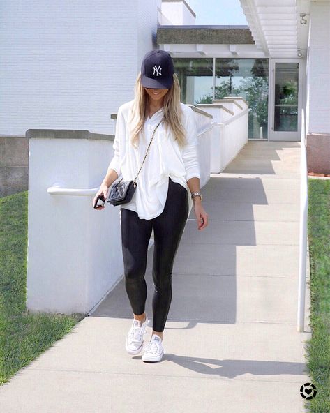 Hair Stylist Work Outfits, Ballcap Outfits Women, Sporty Classic Style, Easy Mom Style, Fair Date Outfit, Casual Sunday Outfit, Normcore Style, Leggins Outfit, Apple Body Shape