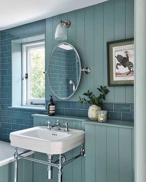 Bold Bathroom, Oval Room Blue, Modern Country Style, Living Etc, Bad Inspiration, Room Blue, Perfect Paint Color, Farrow And Ball Paint, Country Interior