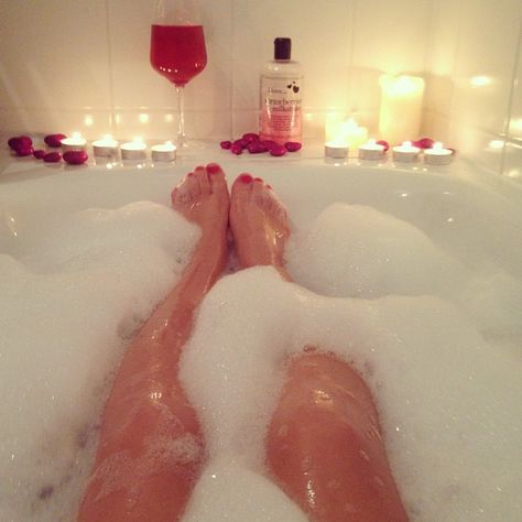 Pinterest: QueenofFandoms1》 Bath Detox, Detox Bath, Beauty Remedies, Home Spa, Homemade Beauty Products, Bubble Bath, Spa Day, Me Time, Beauty Secrets