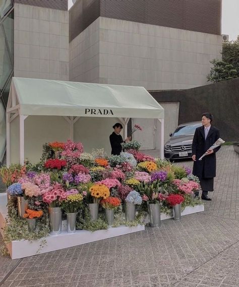 Home Meditation Corner, Flower Shop Decor, Flower Shop Design, Meditation Corner, Buddhist Practices, Flower Truck, Italian Decor, Flower Cart, Flower Bar