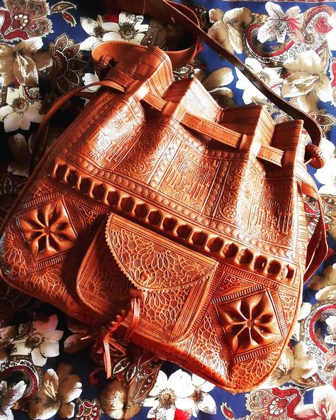 Bohemian Leather Bag, Nice Handbags, Moroccan Bags, Moroccan Boho, Real Leather Bags, Leather Carving, Best Handbags, Vintage Character, Fashion Design Sketches