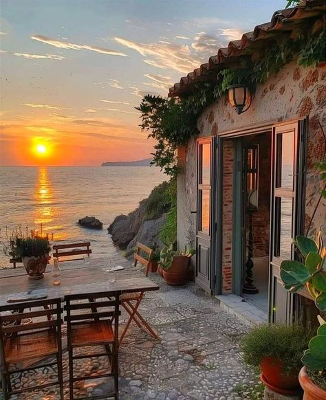 Dome, slatki dome. Italian Cottage House, Italian Beach House, Denmark Beach, Mediterranean Cottage, Italian Cottage, Amalfi Beach, Beach View House, Houses By The Beach, Italian Beaches