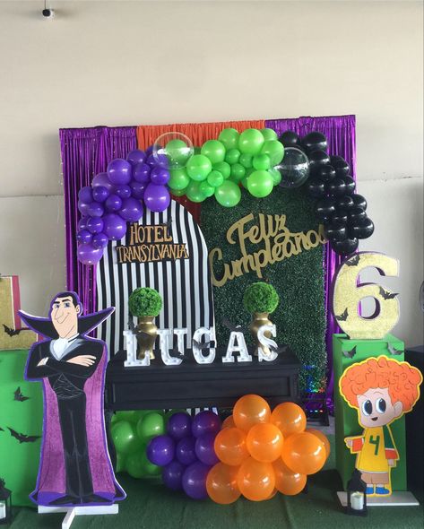 Hotel Transylvania Birthday Party Ideas, Hotel Transylvania Decorations, Hotel Transylvania Cake, Paw Ideas, Hotel Transylvania Birthday, Hotel Transylvania Party, Gamer Party, Hotel Party, 9th Birthday Parties