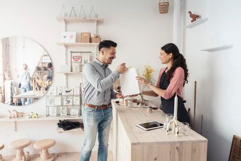 How To Create A Great Retail Customer Experience Store Photography, Birthday Email, Retail Solutions, Know Your Customer, High Tech Gadgets, Mobile Payments, Branding Tips, Customer Retention, New Employee