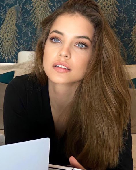 Barbara Palvin Palvin Barbara, Linda Evangelista, Brunette Girl, Barbara Palvin, Celebrity Look, Girl Face, Celebrity Gossip, Beautiful Eyes, I Fall