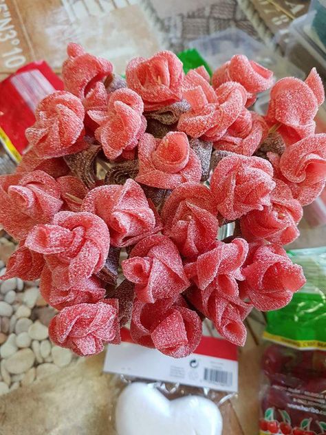 Candy bar Sour strip roses Sour Candy Bouquet, Sour Strips, Candy Photoshoot, Kids Foods, Paper Roses Diy, Sour Belts, Birthday Cards For Girlfriend, Candy Roses, Candy Birthday