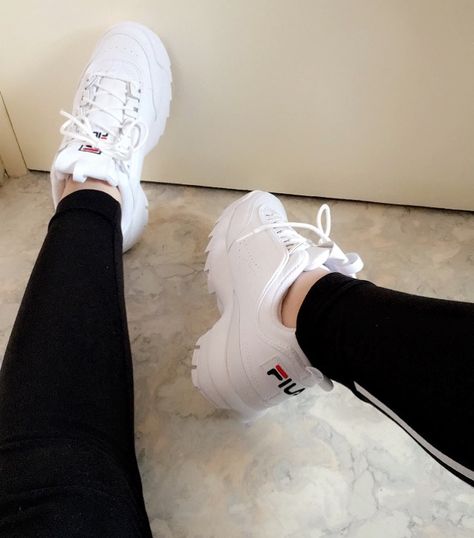 Basket Fila Pants Photography, Birkenstock Outfit, Fila Disruptor, Fake Life, Fashionista Style, Cute Photos, White Sneakers, Girls Fashion, Air Max Sneakers