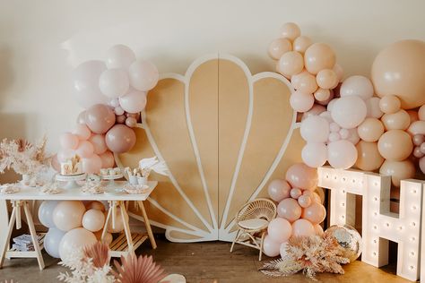 Seashell Birthday Party, Shell Backdrop, Seashell Birthday, Balloon Marquee, Pearl Baby Shower, Theme Bapteme, Ocean Baby Showers, Shell Yeah, Sea Baby Shower