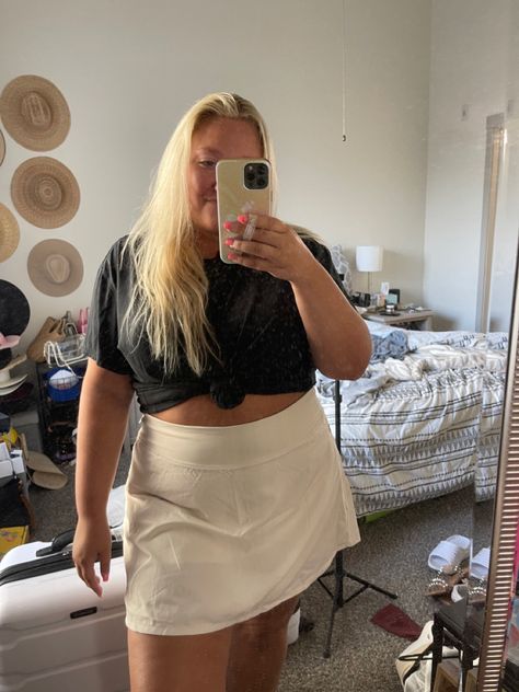 Athletic Skirt Outfit Casual Summer, Tan Skort Outfit, Athleisure Skort Outfit, White Skort Outfit, Athletic Skirt Outfit Casual, Athletic Skort Outfit, White Skirt Summer Outfit, Skort Outfit Athletic, Athletic Skirt Outfit