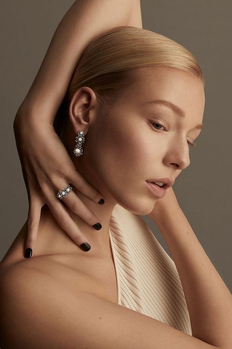 Delicate but also iconic, the Anemone #jewellery collection by #GiovanniRaspini. Wear this set with your favourtie #oneshoulderdress to make a statement. #pearls #silverjewellery Jewellery Fashion Shoot, Jewelry Mood Board, Jewellery Photography Inspiration, Creative Jewelry Photography, Jewelry Photography Styling, Hair Photography, Jewelry Editorial, Instagram Jewelry, Jewelry Photoshoot