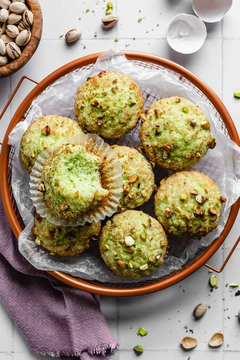 Pistachio Muffin, Pistachio Muffins Recipe, Pistachio Recipes Desserts, Pistachio Nut, Pistachio Muffins, Bakery Muffins, Pistachio Dessert, Bakery Style Muffins, Pistachio Cookies