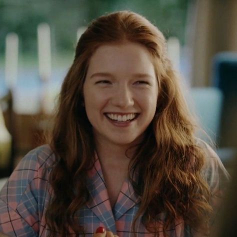 lily evans annalise basso icon unfiltered Rose Granger Weasley, Annalise Basso, Lily Evans Potter, Lily Potter, Super Rich Kids, Lily Evans, Harry Potter Marauders, Enola Holmes, Marauders Era