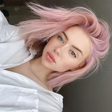 jeslennys💎 en Instagram: "Good morning By @oleshev . . . . . . . . . . . . #aestheticpale #aesthetic #aestheticblog #aestheticposts #aestheticphotography…" Blond Rose, Pink Short Hair, Light Pink Hair, Pink Hair Dye, Short Grunge Hair, Pastel Pink Hair, Hair Color Streaks, Dyed Blonde Hair, Hair Streaks