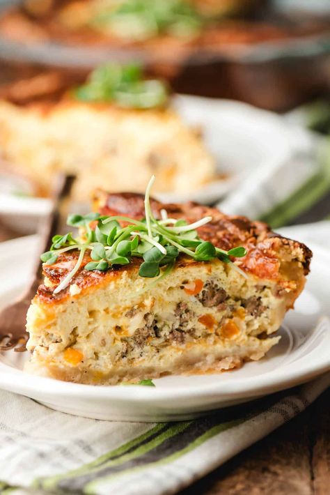 Hamburger Quiche - Ground Beef Recipes Ground Beef Quiche, Hamburger Quiche, Beef Quiche, Goat Cheese Burger, Quiche Pie Crust, Baked Spaghetti Casserole, Sauteed Peppers And Onions, Ground Beef Casserole Recipes, Sauteed Peppers